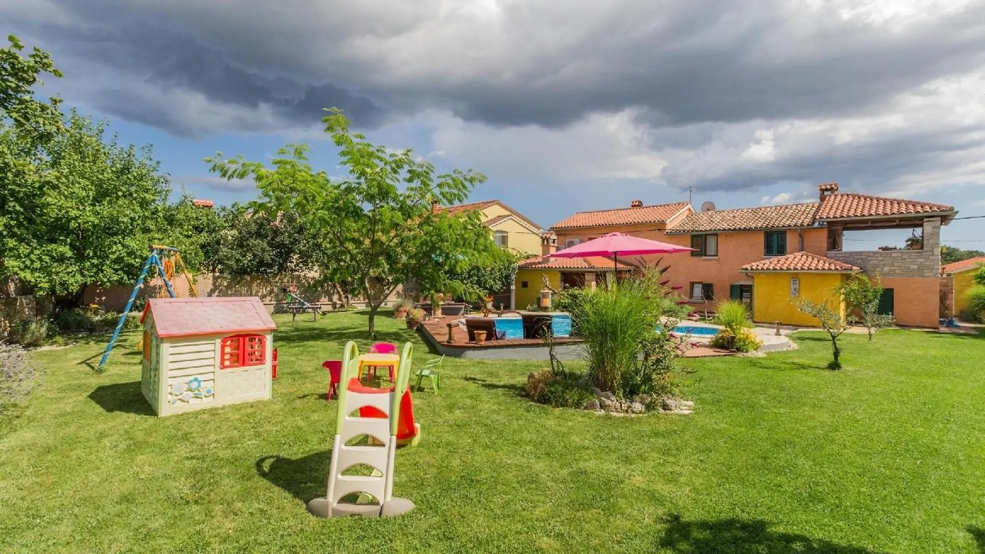 Ferienhaus Mit Privatpool Fuer 6 Personen Ca 140 Qm In Svetvincenat, Istrien Binnenland Von Istrien Pula 0*,