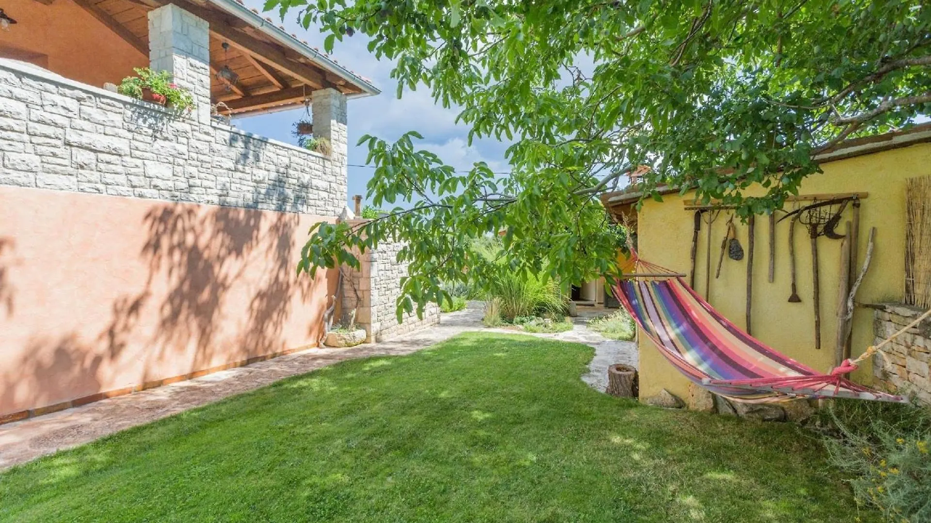 Ferienhaus Mit Privatpool Fuer 6 Personen Ca 140 Qm In Svetvincenat, Istrien Binnenland Von Istrien Pula 0*,  Croatia